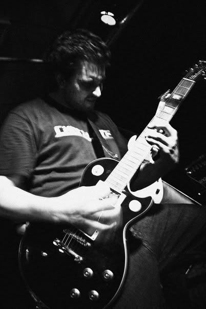 Content Creator testet eine moderne Custom-Gitarre im Studio
